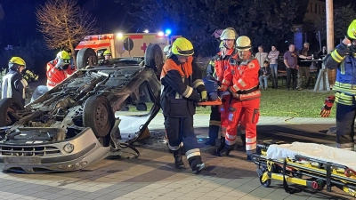 Spektakulärer Einsatz bei der langen Nacht der Feuerwehr. (Bild: Syliva Wallinger)