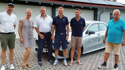 GLCS-Spielleiter Reinhold Scharl (r.) zeichnete die Sieger des fünften „After-Work“-Golf-Cups des Mercedes-Autohauses aus Regensburg aus. (Bild: Stephan Landgraf)