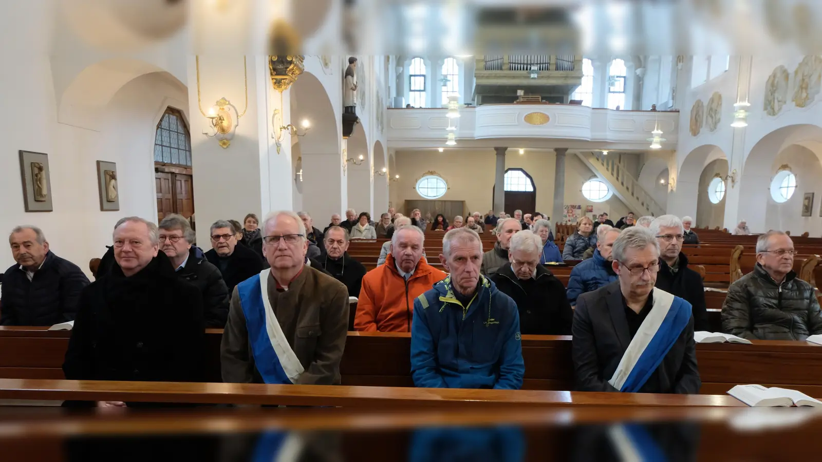 Erste Reihe von links: 2. Vorsitzender Martin Eismann, Markus Wall, Vorsitzender Hans Eismann und Georg Ettl. (Bild: Fred Lehner)