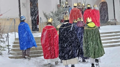 Schon auf dem Weg zum Aussendungsgottesdienst hatten die Ursulapoppenrichter Sternsinger mit Regen zu kämpfen.  (Bild: Richard Lösch)