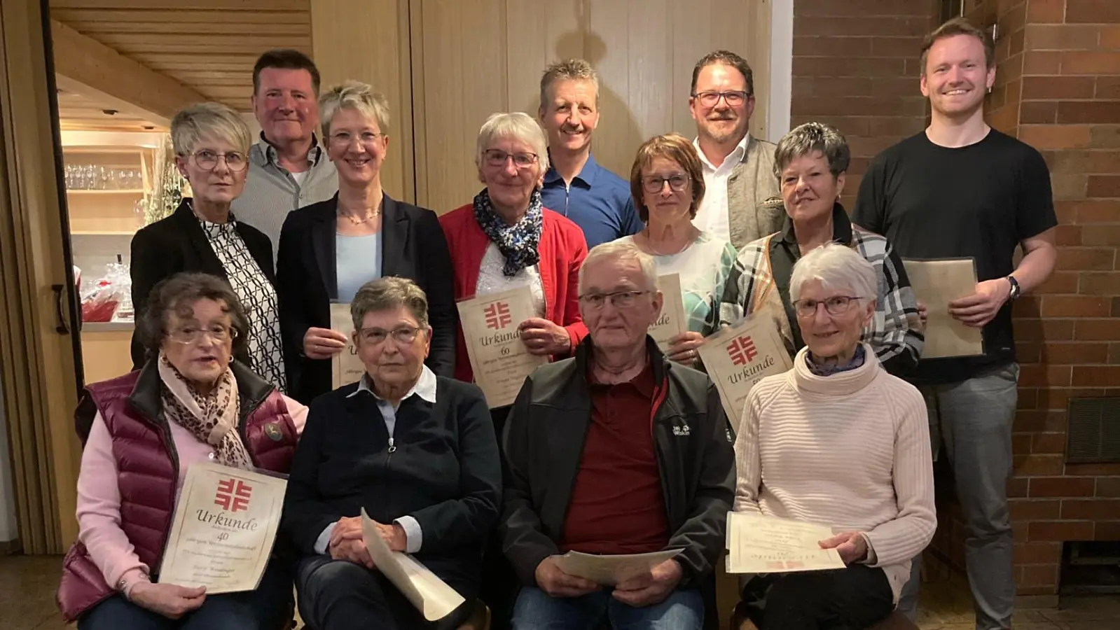 Beim TSV standen zahlreiche Ehrungen an: (stehend von links) Doris Reiß, Alois Obst, Regina Schraml, Frieda Vogelhuber, Thomas Obst, Wilma Schaumberger, Stephan Schübel, Ingrid Obst, Matthias Habedank, (sitzend von links) Doris Weidinger, Anni Fuhland, Richard Söllner und Erika Werner.<br> (Bild: TSV Pechbrunn/exb)