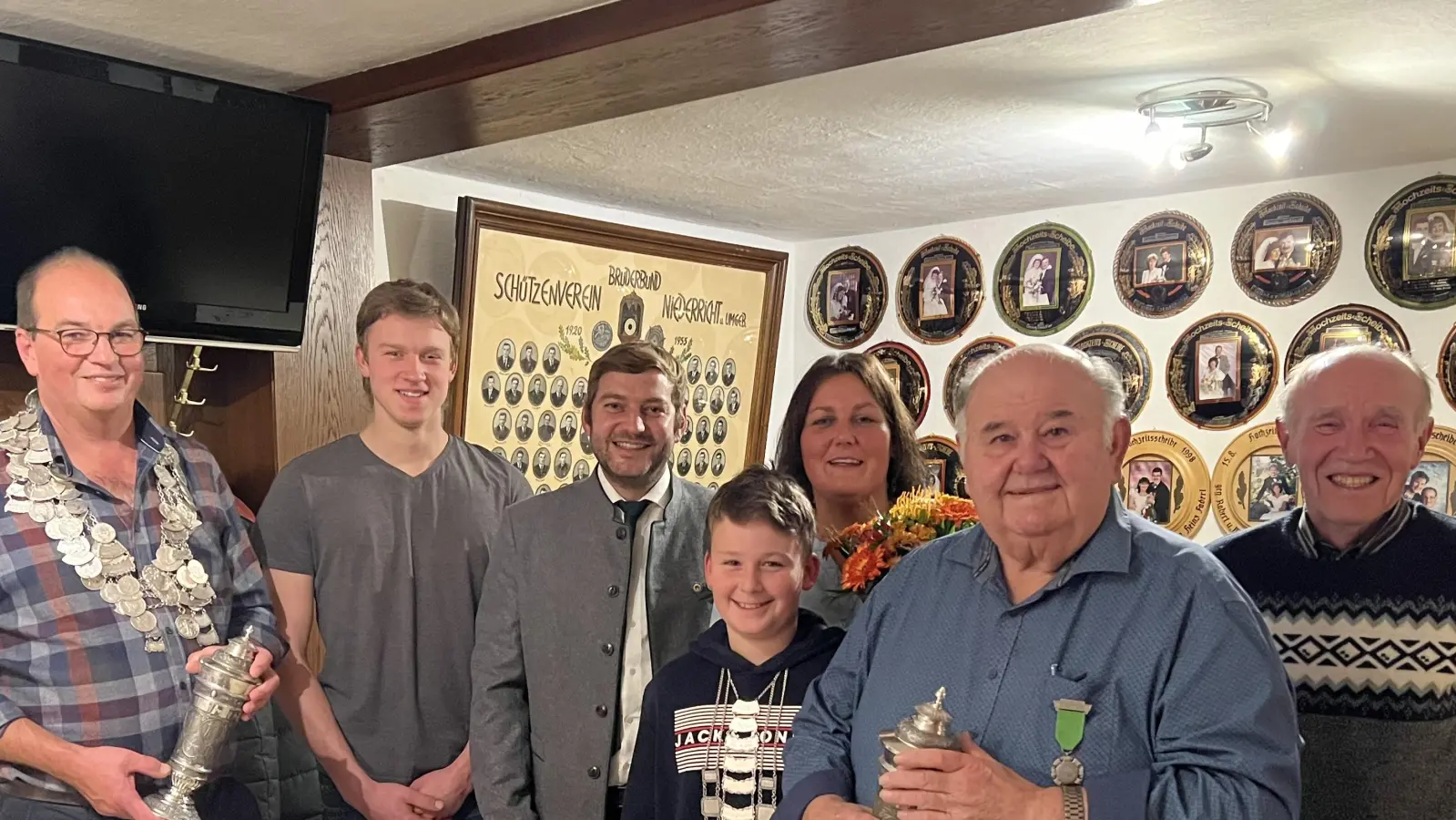 Königsproklamation des Schützenvereins Eichenlaub Großenfalz mit (von links) Jan Rubenbauer, Johannes Niebler, Martin Pickel, Ludwig Pirner, Sandra Sperber, Manfred Pirner und Bernd Rösch. (Bild: Julia Nitzbon/exb)