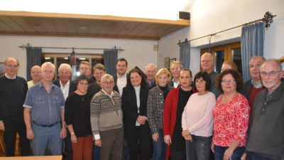 Mit Vorsitzendem Heiner Vierling (hinten, Dritter von rechts) führen sie den Heimatring Weiden für die nächsten zwei Jahre. Mit im Bild sind außerdem die Ehrengäste. (Bild: hcz)