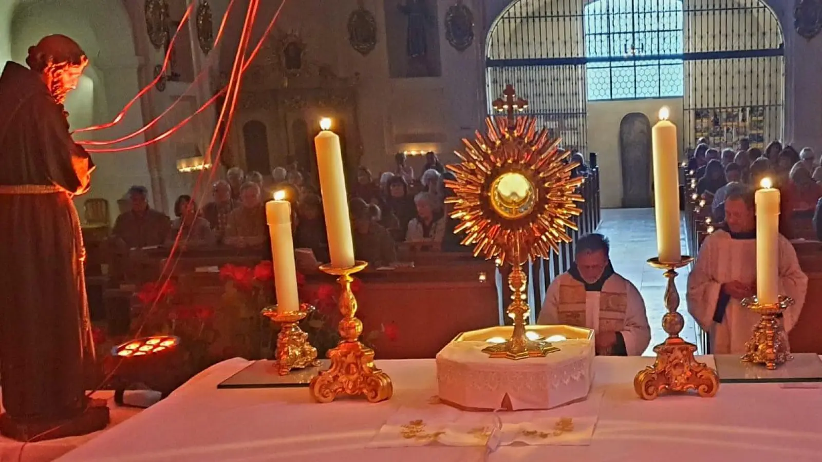 In einer sehr gut besuchten Andacht mit eucharistischen Anbetung gedachte das Kloster St. Felix am Dienstagabend der Wundmale des Hl. Franziskus vor 800 Jahren. (Bild: Martin Staffe)