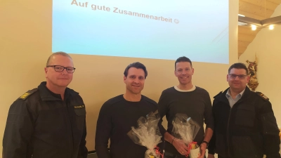 Kommandant Michael Werner (rechts) und Kreisbrandrat Christof Strobl (links) dankten den Brandermittlern Thomas Emerich und Alexander Stobitzer von der Kriminalpolizeiinspektion Amberg für den informativen Vortrag zum Auftakt des Ausbildungsjahres.  (Bild: Uli Reindl)