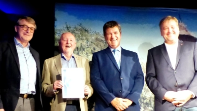 Übergabe des Goldenen Büchereisiegels v. l. Dr Ludwig Brandl Eichstätt, Büchereileiter Georg Dürr, Markus Söder (Wolfgang Krebs), Bürgermeister Stefan Braun. (Bild: Josef Piehler )