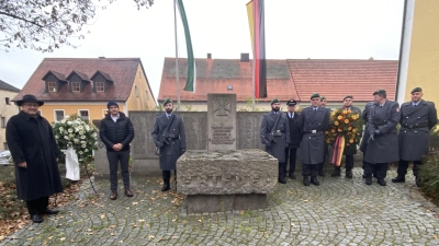 Die Vertreter des Marktes Tännesberg (li.) Bürgermeister Ludwig Gürtler und Stellvertreter Werner Schärf und die Vertreter der Bundeswehr am Ehrenmal. (Bild: Josef Glas)