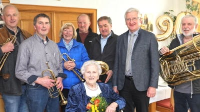 Zum 90. Geburtstag von Waltraut Häupler (sitzend) gratulierten neben den Söhnen Bernhard (Zweiter von links) und Willi (Dritter von rechts) auch Bürgermeister Johannes Reger (Zweiter von rechts) sowie die Musiker des evangelischen Posaunenchores. (Bild: Jochen Neumann/exb)