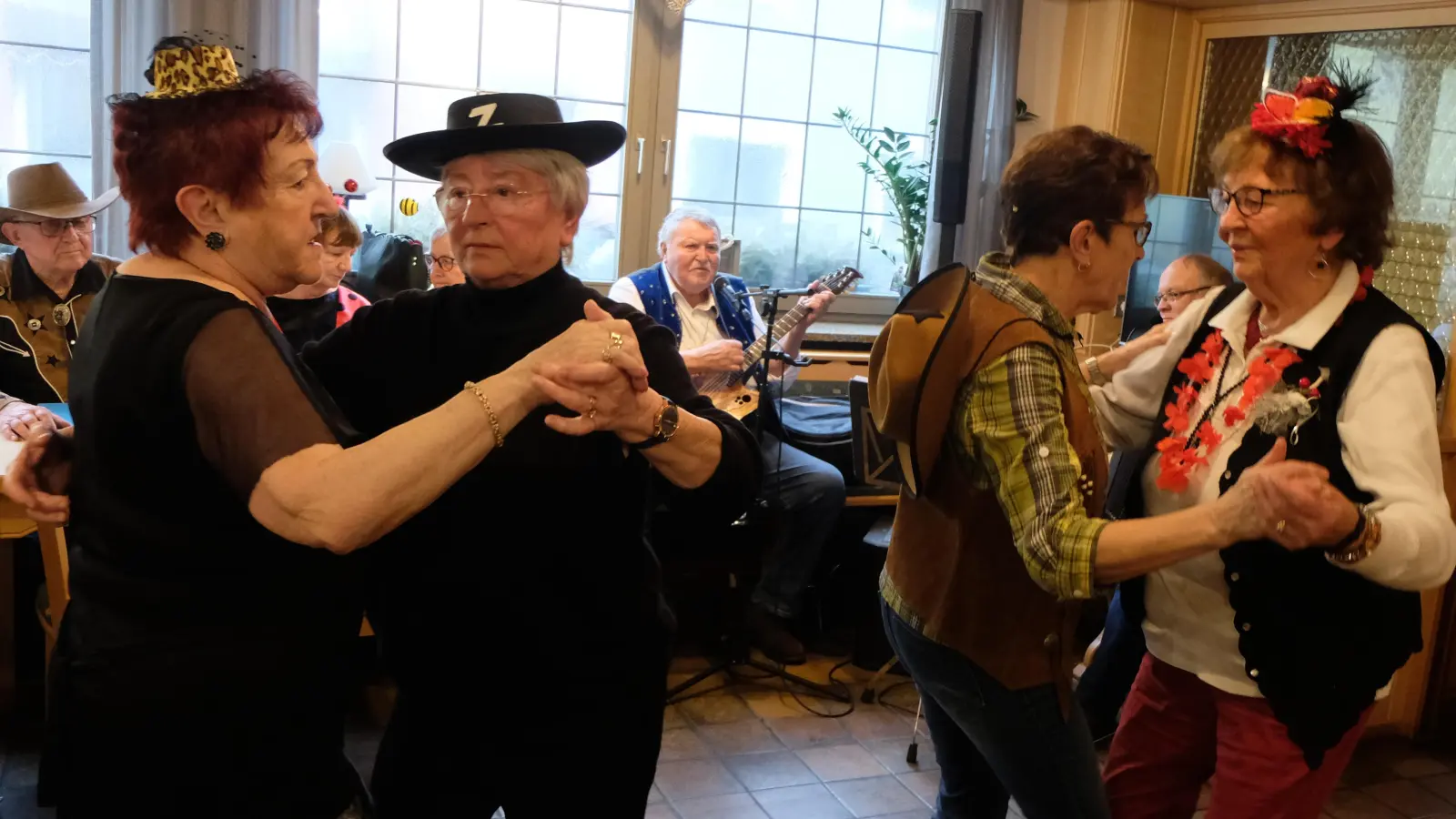 Froh und heiter ging es beim AWO-Seniorenfasching am Donnerstag im Gasthaus „Weißes Rössl“ zu. Auch das Tanzbein wurde geschwungen. (Bild: le)