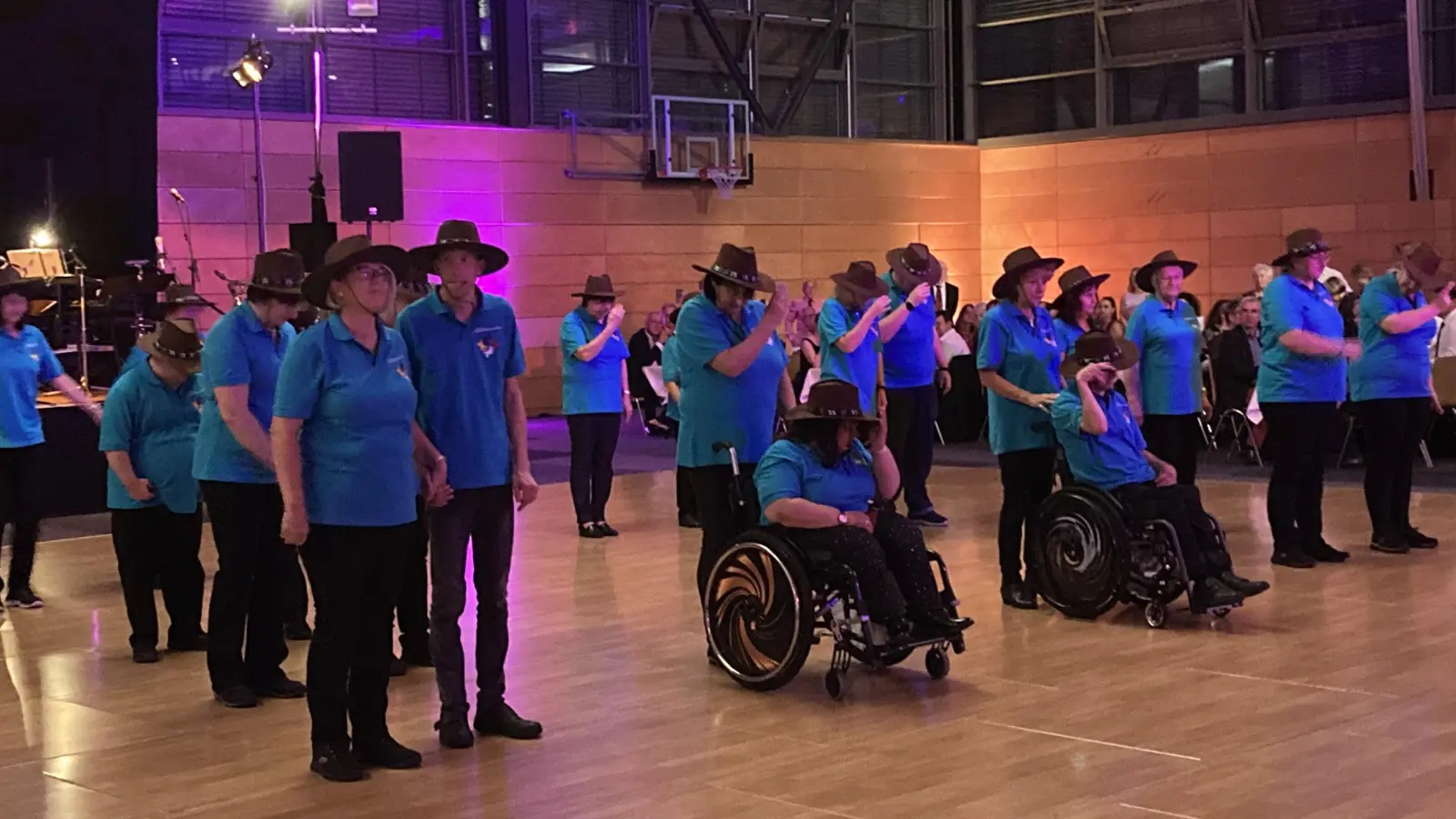 Die Line-Dance-Gruppe Miteinander legt auf dem Tanzparkett eine Showeinlage hin.  (Bild: Klaus Hernes/exb)