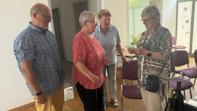Nach der Filmvorführung von Wolfgang Jäger (links) überreichten die beiden Leiterinnen des Evang. Feierabendkreises Plößberg, Angelika Wallner und Inge Heß, eine Spende an Frau Dr. Annemarie Schraml für ihre Aktion Feuerkinder Tansania.  (Bild: Egon Giehl )