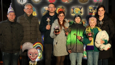 Die Tollitäten des Stammtisches Botzersreuth für den Fasching 2025 zusammen Präsident Benjamin Bonczyk (1. von Links), Bürgermeister Rudolf Schopper (2.von Links) und Präsidentin Eva Frischholz (rechts). (Bild: Katharina Luber)