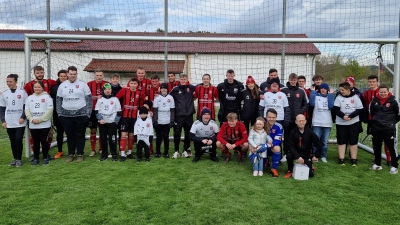 Jugendliche und Kinder aus dem HPZ feuerten den SC Luhe-Wildenau im Spiel gegen die SpVgg Ruhmannsfelden an und durften sogar mit den Spielern auf dem Platz einlaufen.  (Bild: Verena Diermeier/exb)