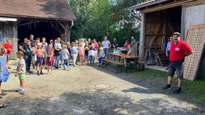 Im Namen des SPD-Ortsvereins begrüßt Vorsitzender Georg Zierer die zahlreichen Kinder. (Bild: Karl Ziegler )