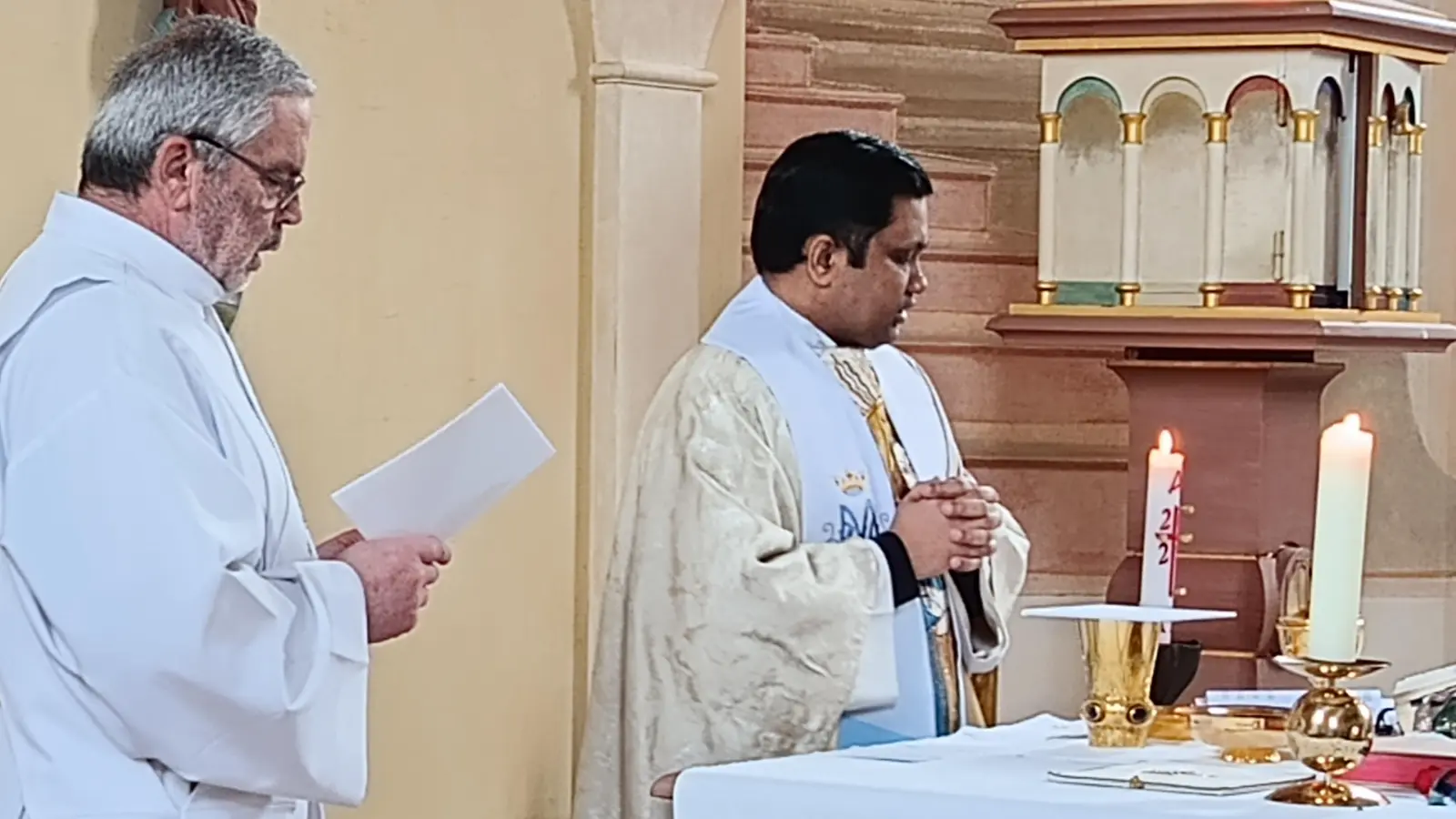 Diakon Georg Lindner (links) und Pfarrer Jithin Mathew in der Wallfahrtskirche Maria Loreto. (Bild: Wolfgang Plonner/exb)