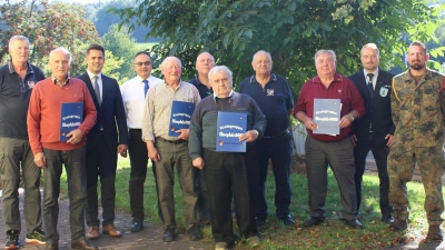 Die geehrten mit den Ehrengästen von links Rudolf Pamler, Michael Spichtinger, Bürgermeister Teplitzky, Jürgen Hofmann, Manfred Schwander, Klaus Wunsch, Rudolf Paa, Werner Müller, Alfred Posset, Lars Piller, Christian Schießl (Bild: Tobias Ruhland)