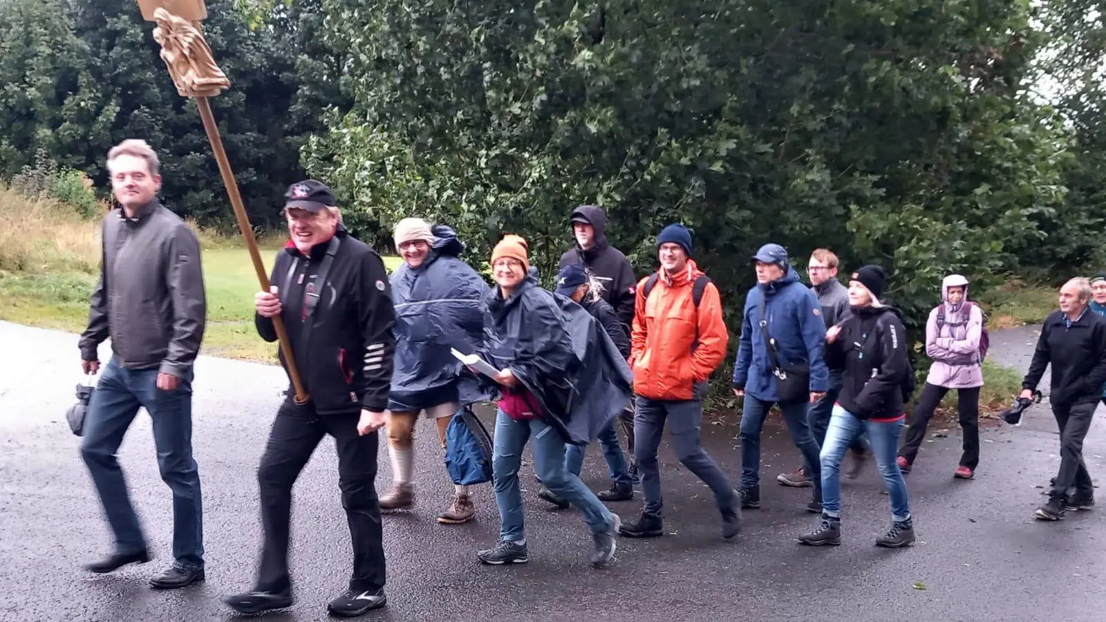 Gläubige auf dem Weg nach Fuchsmühl (Bild: Birgit Pinzer)