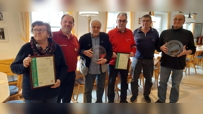 Bezirksvorsitzender Karlheinz Lehner (Zweiter von links) dankte (von links) Andrea Zinnecker (Wanderfreunde Mitterteich), Johann Bauernfeind (Wanderfreunde Leonberg Maxhütte-Haidhof), Anton Heindl (Wanderverein Kemnath), Heinz Stegerer (Wanderfreunde Regenstauf) und Josef Sorgenfrei (Wanderfreunde Schwarzhofen) für Treue und Verdienste.  (Bild: Beate Pichlmeier/exb)