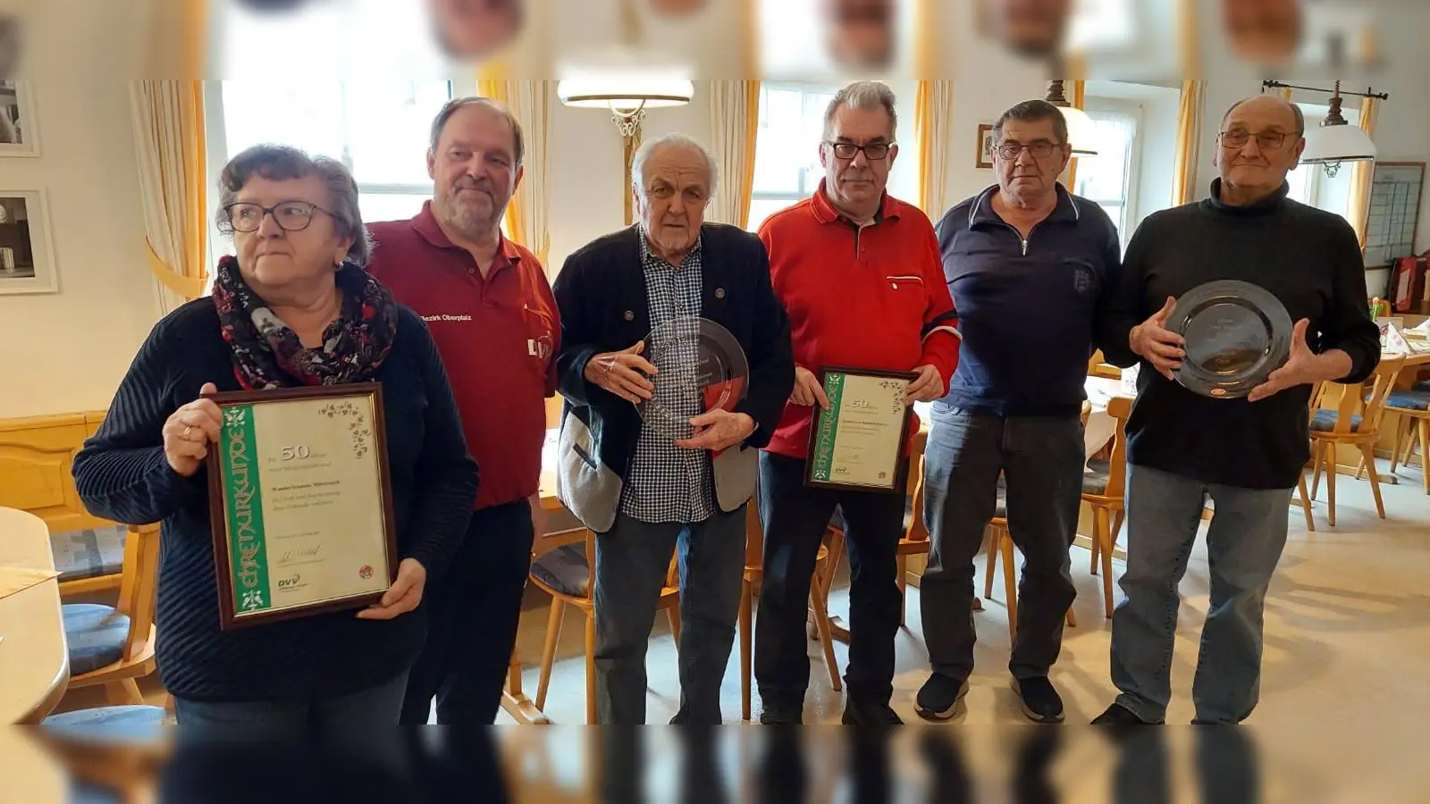 Bezirksvorsitzender Karlheinz Lehner (Zweiter von links) dankte (von links) Andrea Zinnecker (Wanderfreunde Mitterteich), Johann Bauernfeind (Wanderfreunde Leonberg Maxhütte-Haidhof), Anton Heindl (Wanderverein Kemnath), Heinz Stegerer (Wanderfreunde Regenstauf) und Josef Sorgenfrei (Wanderfreunde Schwarzhofen) für Treue und Verdienste.  (Bild: Beate Pichlmeier/exb)