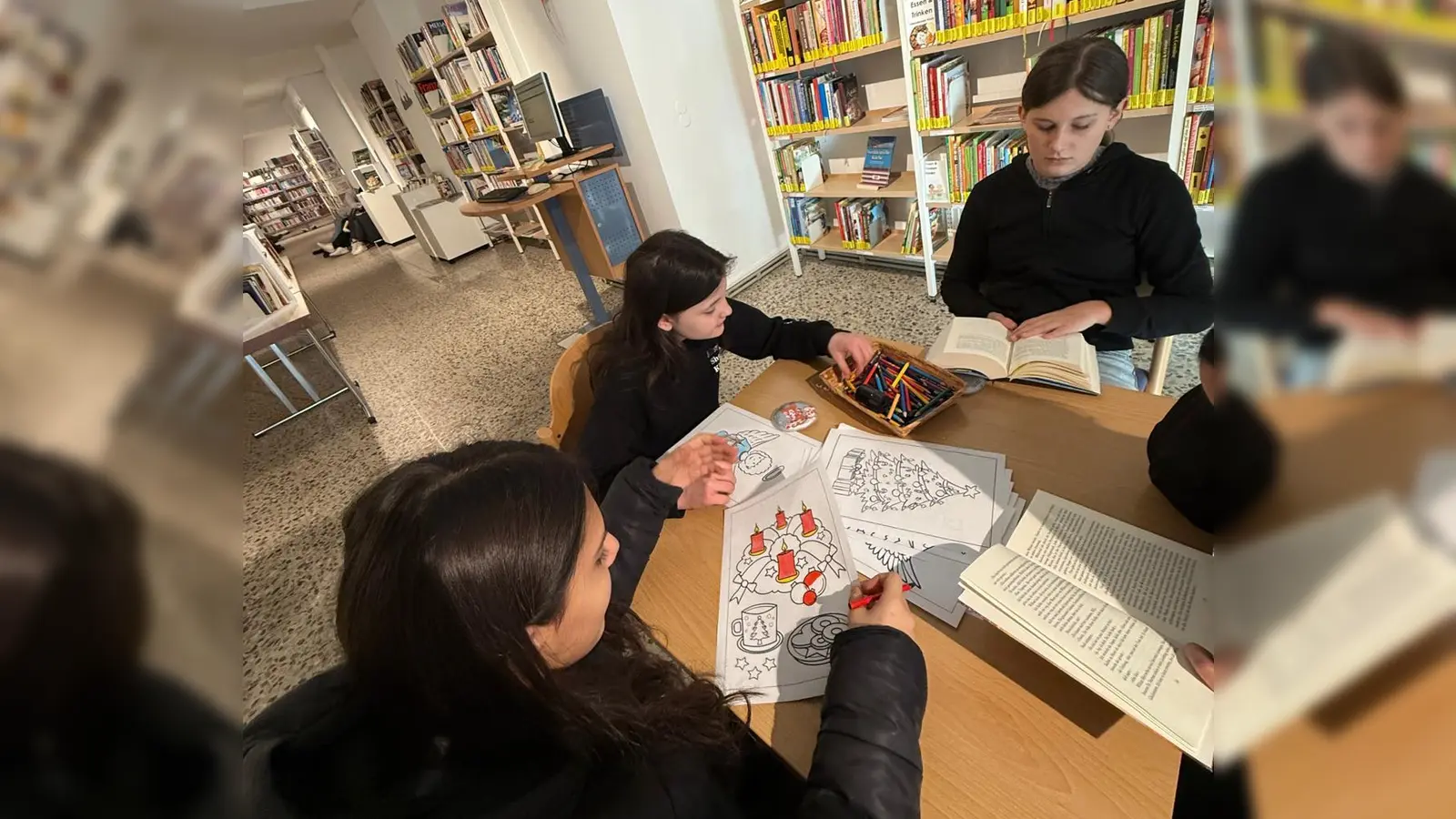 Die Schüler entdecken das Angebot der Bücherei. (Bild: Katrin Weber)