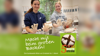 Zwei Konfirmandinnen bei der Brotbackaktion im vergangenen Jahr (Bild: Brot für die Welt)