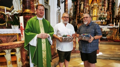 Im Bild von links nach rechts: Pfarrer Thomas Kraus, Roland und Stefan Müller bei der Verabschiedung in der Basilika Marienweiher. (Bild: Susanne Müller)