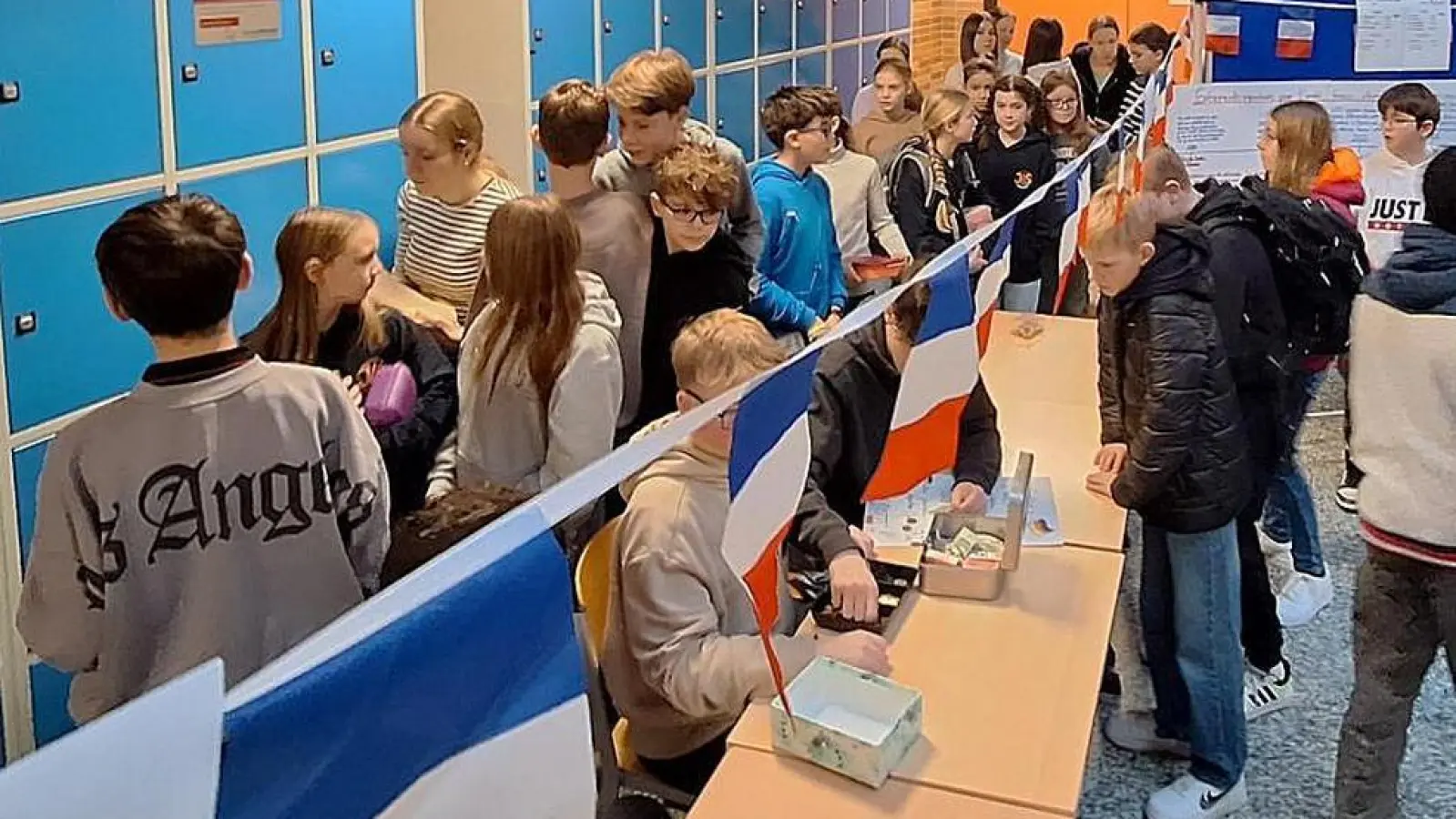 Am „Deutsch-Französischen Tag“ bieten Schüler der neunten Klassen des JAS-Gymnasiums Nabburg in beiden Pausen „Spécialités“ an.  (Bild: Fröhlich/exb)