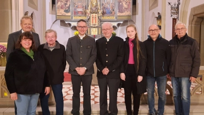 Josef Bock (auf der Treppe, 2. von lihks) hat die Hausmeistertätigkeit in der Pfarrei Pleystein beendet. Albert Müllner (auf der Treppe, 4. von links) hat sein ehrenamtliche Tätigkeit als Mesner beendet. Diese Aufgaben übernehmen künftig, Lucia Feneis (vorne, links), Hans Müllhofer, Andreas Meier und Magdalena Gissibl (von rechts). Andreas Meier übernimmt auch die Aufgabe als Hausmeister für die Stadtpfarrkirche, den Kindergarten und den Pfarrhof.  (Bild: Walter Beyerlein)