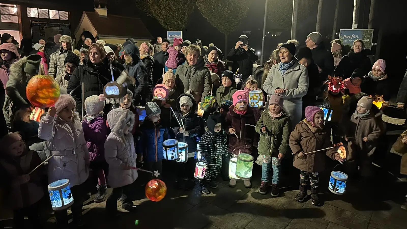 Beim Kommunbrauhaus sangen die zahlreichen Kinder mit den Erzieherinnen das Martinslied. (Bild: Karl Ziegler)