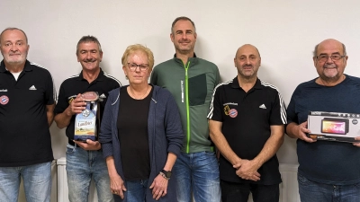 Zweiter Vorsitzender Franz Bauer (von links), Klaus Rahn, Heidi Mittelmeier, Stefan Zeltner, Vorsitzender Andreas Wittmann und Alois Helgert freuen sich über den Erfolg beim Preisschafkopf. (Bild: FC-Bayern-Fanclub Erbendorf/exb)