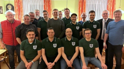 Im Bild die neue Vorstandschaft mit dem 1. Vorsitzenden Jörg Irlbacher (sitzend, Zweiter von links) und dem 2. Vorsitzenden Peter Kainz (sitzend, Zweiter von rechts)  (Bild: Max Stubenvoll)