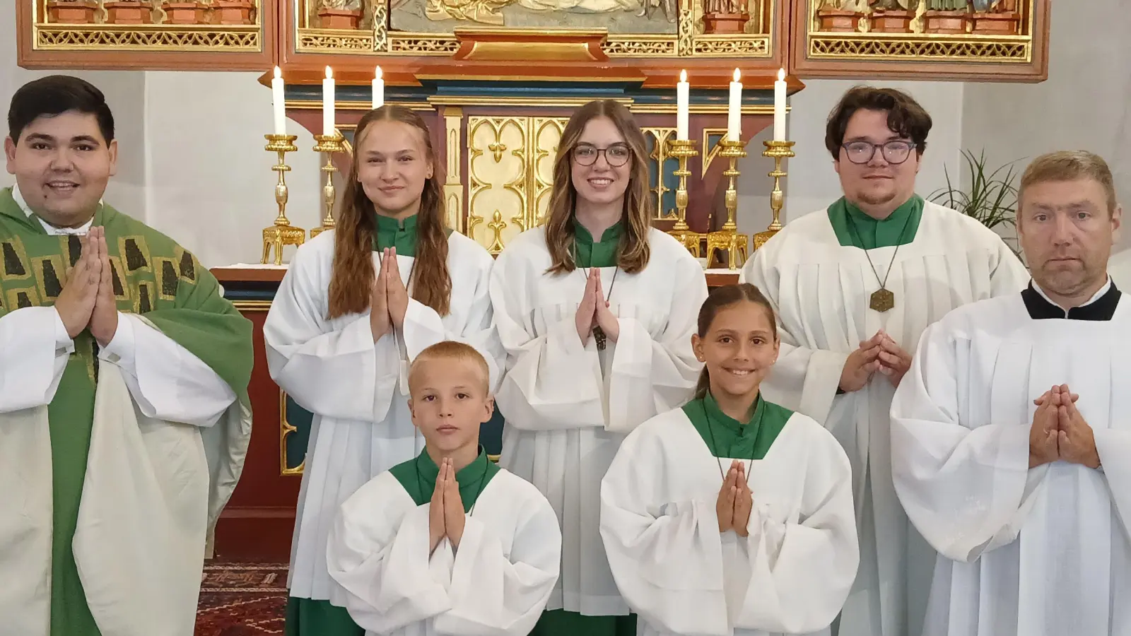 Anton Gradl und Madeleine Schmidt (vorne, Zweiter und Dritte von links) sind die neuen Ministranten der Pfarrei. Darüber freuten sich Kaplan Ramon Rodriguez, die Gruppenleiter Anni Kraus und Amelie Konrad, Oberministrant Leon Stahl sowie Mesner Gerald Schultes (von links). (Bild: Gerald Schultes/exb)