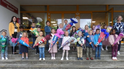 Die Mädchen und Buben der Schulneulinge freuten sich auf ihren ersten Schultag mit der Schulleiterin Birgit Enders (links) und ihrer Lehrerin Susanne Staudinger (rechts). (Bild: Natascha Enslein)