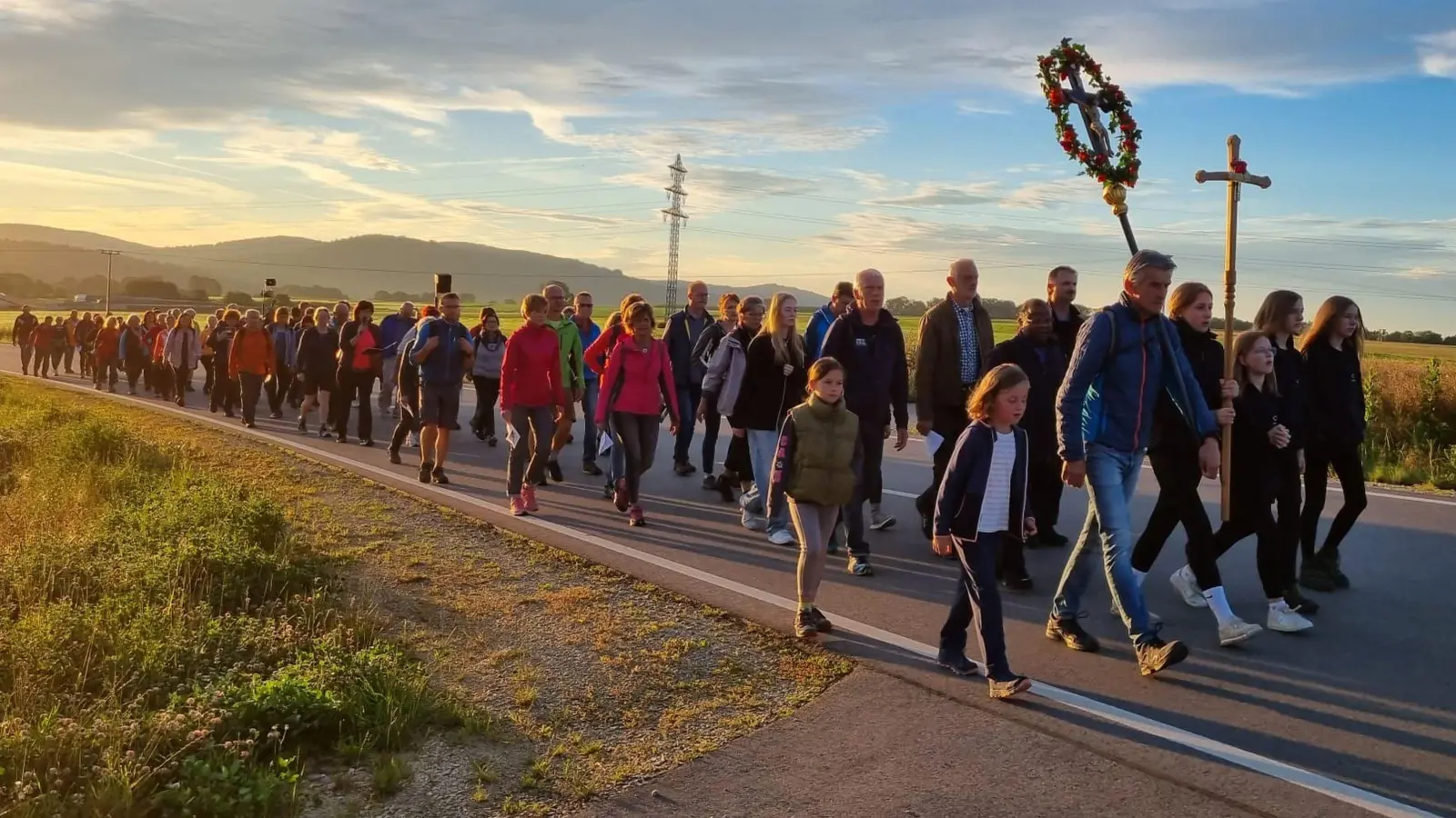 Die Fußwallfahrer aus der Pfarreiengemeinschaft Johannisberg unter der aufgehenden Morgensonne. (Bild: Ina Piehler)