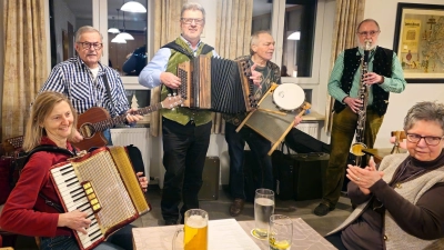 Barbara Reichl, Rainer Marquardt, Erwin Hornauer, Wolfgang Külhorn, Herbert Storek und Margarete Roßmann (von links) spielten heuer zum letzten Mal auf. (Bild: M. Storek/exb)