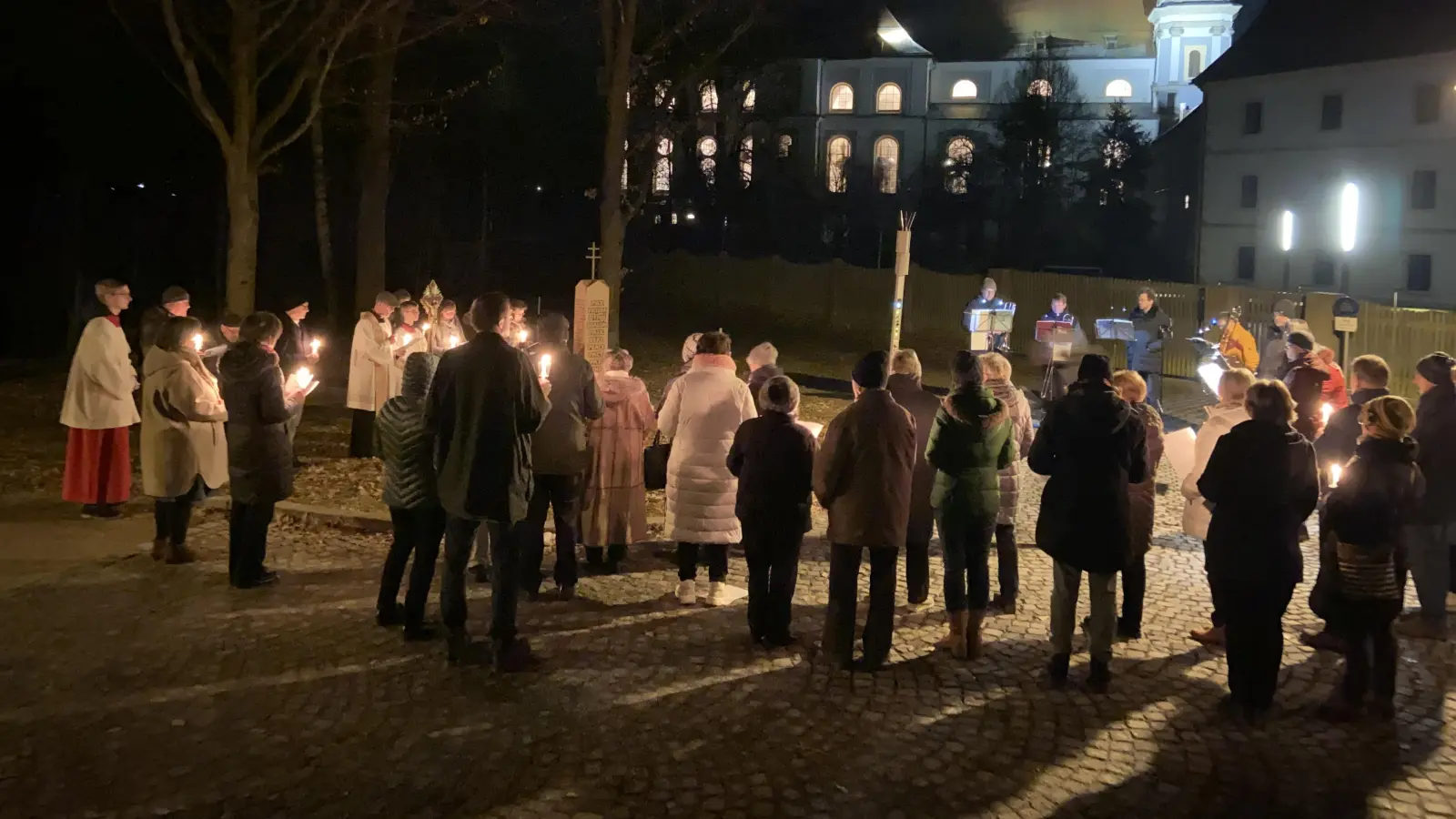 Andacht an der Friedenssäule nach der Lichterprozession (Bild: Markus Scharnagl)