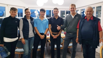 GLCS-Spielleiter Reinhold Scharl (r.) und Andreas Westphal (2. v. r.) vom „Stern-Center“ zeichneten die Sieger des sechsten „After-Work“-Golf-Cups des Mercedes-Autohauses aus Regensburg aus.  (Bild: Stephan Landgraf)