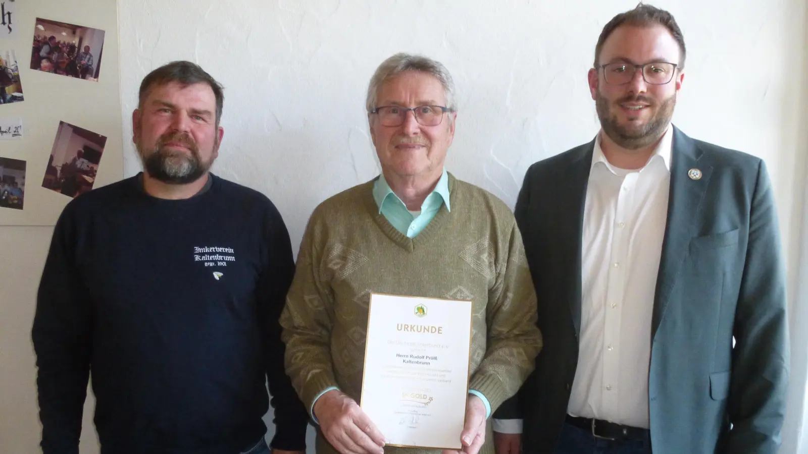 Zweiter Bürgermeister Julian Kraus (rechts), und 2.Vorsitzender Bernhard Wurzer gratulieren Rudi Prölß zur Auszeichnung mit der goldenen Ehrennadel des Deutschen Imkerbunds. (Bild: Siegfried Bock)