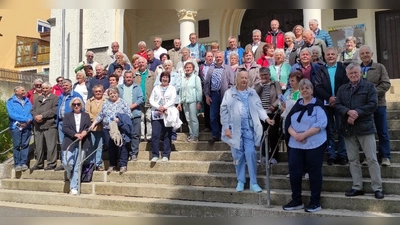 Vor der Herz-Jesu-Kirche in Rosenberg, der erste Station des Seniorenausflugs, stellte sich die Reisegruppe dem Fotografen für ein gemeinsames Bild. (Bild: Gerhard Löckler)