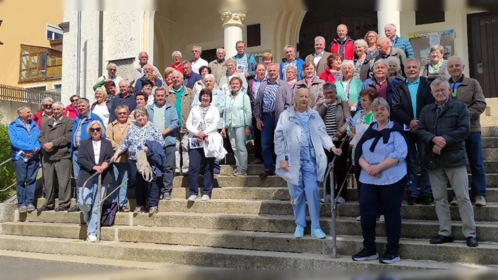 Vor der Herz-Jesu-Kirche in Rosenberg, der erste Station des Seniorenausflugs, stellte sich die Reisegruppe dem Fotografen für ein gemeinsames Bild. (Bild: Gerhard Löckler)