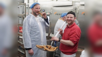 Globus-Metzgermeister Michael Lindner (rechts) versorgte die Lehrer mit warmen Wienern und einem Ring Lyoner. In der Bäckerei gab es zum Brotzeit machen die Kaisersemmeln (Bild: Rudolf Hirsch)