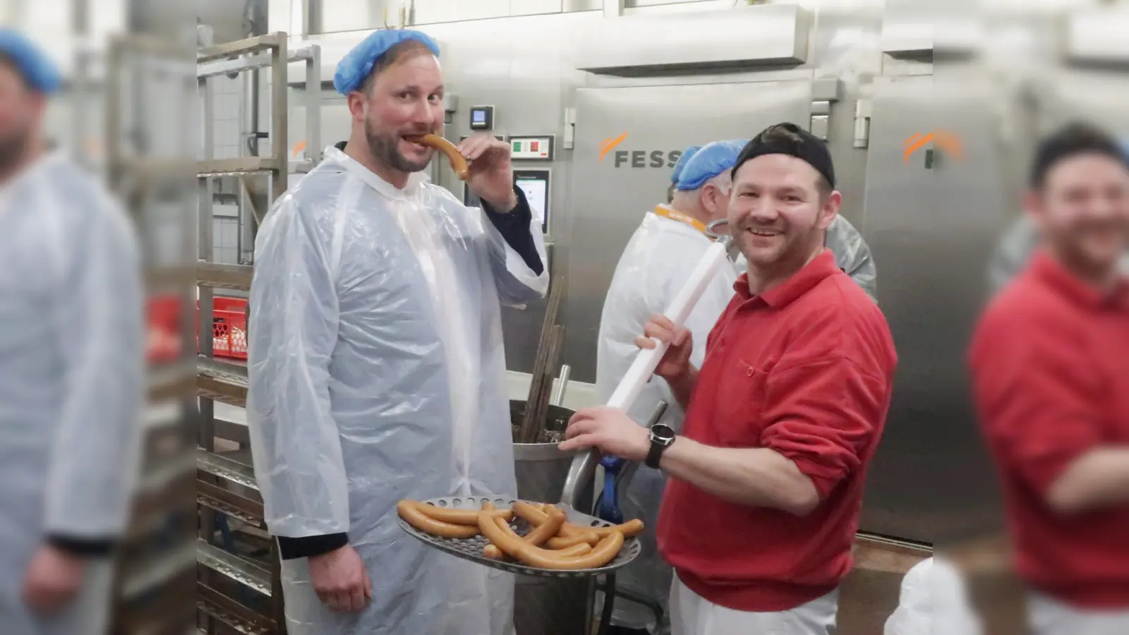 Globus-Metzgermeister Michael Lindner (rechts) versorgte die Lehrer mit warmen Wienern und einem Ring Lyoner. In der Bäckerei gab es zum Brotzeit machen die Kaisersemmeln (Bild: Rudolf Hirsch)