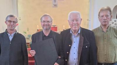 Von links nach rechts: Herbert Kick (Kirchenpfleger und Meßner von St. Josef), Pfarrer Thomas Stohldreier, Josef Gruber (Maurermeister in Ruhe), Bernhard Neubauer (Mitglied der Kirchenverwaltung. Foto von Alfred Wulfänger (PGR und Kirchenverwaltung). (Bild: Alfred Wulfänger)