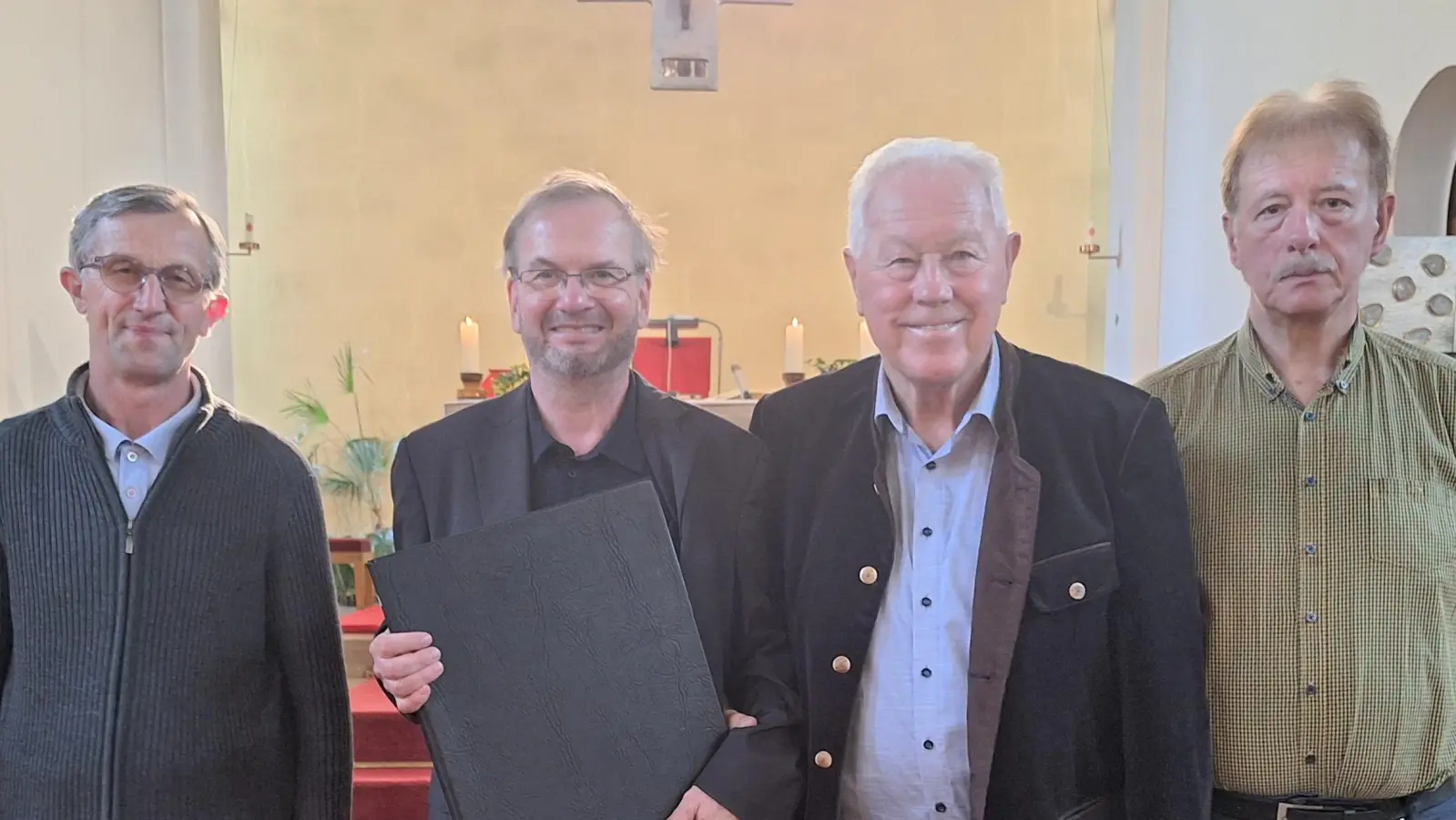 Von links nach rechts: Herbert Kick (Kirchenpfleger und Meßner von St. Josef), Pfarrer Thomas Stohldreier, Josef Gruber (Maurermeister in Ruhe), Bernhard Neubauer (Mitglied der Kirchenverwaltung. Foto von Alfred Wulfänger (PGR und Kirchenverwaltung). (Bild: Alfred Wulfänger)