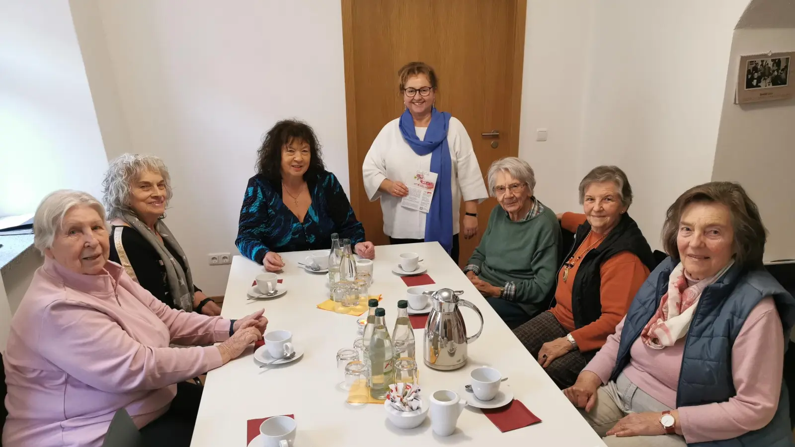 Teilnehmerinnen des Erzähl-Cafés mit der ehrenamtlichen Unterstützerin Olga Luft an der Stirnseite und stehend Cornelia Stahl, Quartiersmanagerin (Bild: Cornelia Stahl)