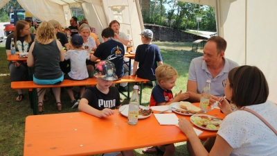 Die Jugendlichen mit Ihren Eltern.  (Bild: Friedrich Kristel)