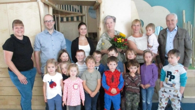 Hinten von links Corinna Fröhler (KiGa-Leiterin), Christopher Östreicher (Geschäftsleiter), Selina Thauwald (Nachfolgerin Erzieherin) Christine Lang, Christl Hawkins-Schröder (Pflegerin) und Bürgermeister Günter Kopp sowie die Kinder Mäusegruppe. (Bild: Stephanie Kaufmann)