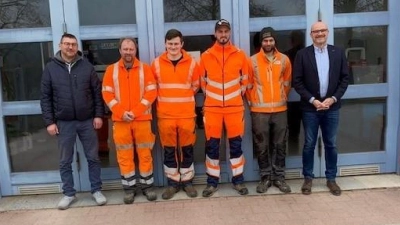 Erster Bürgermeister Maximilian Beer (rechts) begrüßt die neuen Bauhofmitarbeiter Martin Baier (dritter von links) und Nicholas Denkewitz (dritter von rechts) zusammen mit dem Bauhof-Team. (Bild: Josef Binninger)