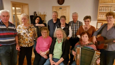 Die Sänger und Musikanten beim Musikantentreffen im Sportheim sangen den Frühling herbei. (Bild: Böhm/exb)