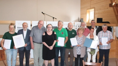 Im Bild die Geehrten, die bei der Festveranstaltung der IG Lohhäuser für ihre jahrelange Unterstützung mit Dankesurkunden ausgezeichnet wurden. Professor Karl Schneider wurde zum Ehrenmitglied ernannt. (wg) (Bild: Gisela Wildner)